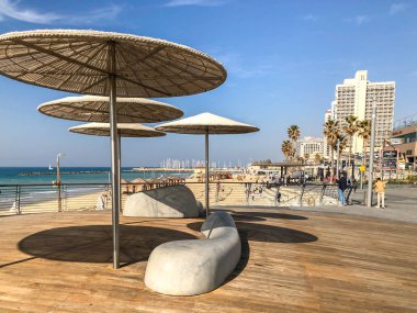 Tel Aviv, İsrail - 23 Ocak 2019: Halk Plajı gezinti ile biraz-in onun oteller