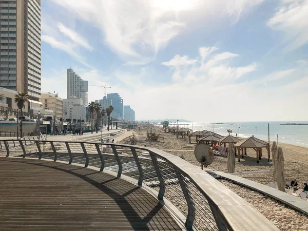 TEL AVIV, ISRAELE - 23 GENNAIO 2019: Lungomare pubblico con alcuni dei suoi hotel — Foto Stock