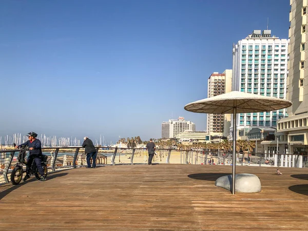 TEL AVIV, ISRAEL - 23 ЯНВАРЯ 2019: Прогулка по пляжу с некоторыми из своих отелей — стоковое фото
