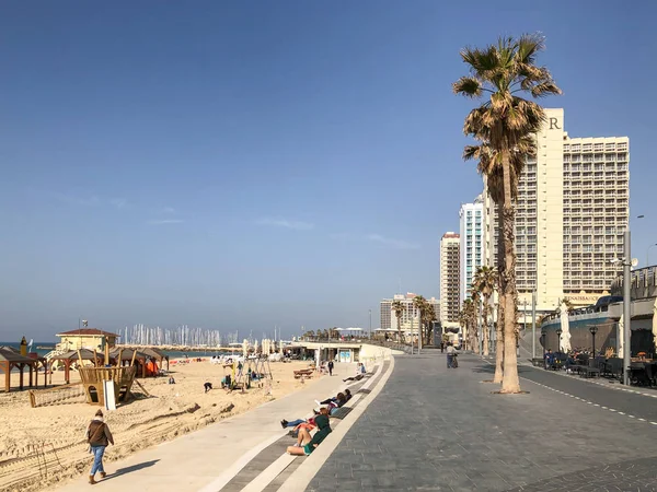 TEL AVIV, ISRAELE - 23 GENNAIO 2019: Lungomare pubblico con alcuni dei suoi hotel — Foto Stock