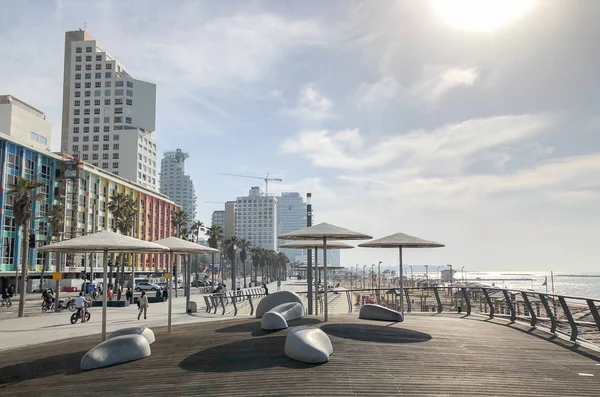 TEL AVIV, ISRAELE - 23 GENNAIO 2019: Lungomare pubblico con alcuni dei suoi hotel — Foto Stock