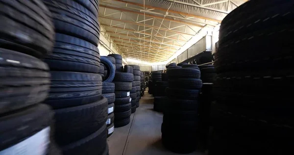 Pilas de neumáticos nuevos en el almacén de neumáticos en el garaje del coche —  Fotos de Stock