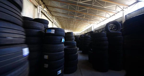 Pilhas de pneus novos no armazém de pneus na garagem do carro — Fotografia de Stock