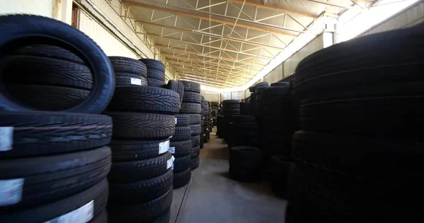 Pilhas de pneus novos no armazém de pneus na garagem do carro — Fotografia de Stock