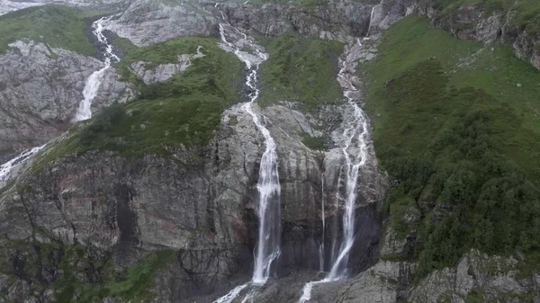 Высокие водопады в Архизе, Россия. Эпический каскад водопадов. Концепция экологии . — стоковое фото