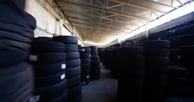 Araç Garaj depoda lastik yeni lastikler yığınları