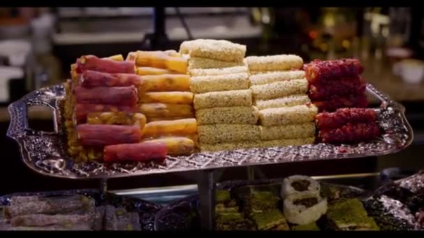 Delicioso baklava turco en el Bazar — Vídeo de stock