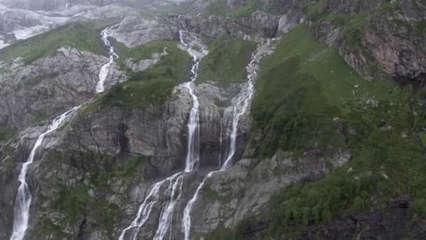 Cachoeiras altas em Arhiz Rússia. Cascata épica Cachoeiras fundo. ecologia Conceito . — Vídeo de Stock