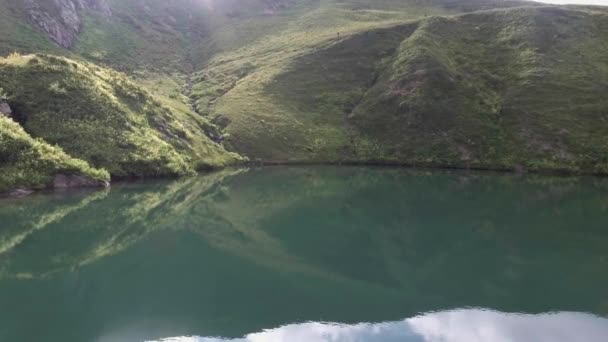 Luchtfoto van lake in spring valley Caucasus mountains Arkhyz Rusland — Stockvideo