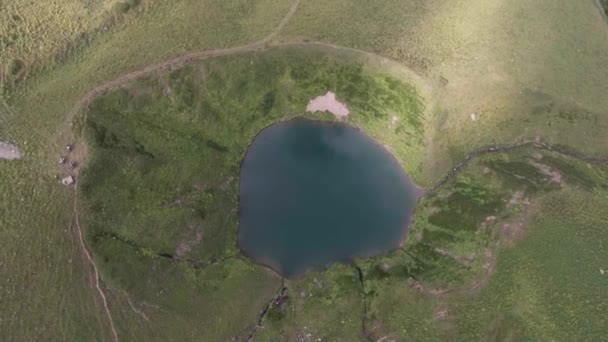 Aérea de lago en valle de primavera Montañas del Cáucaso Arkhyz Rusia — Vídeo de stock