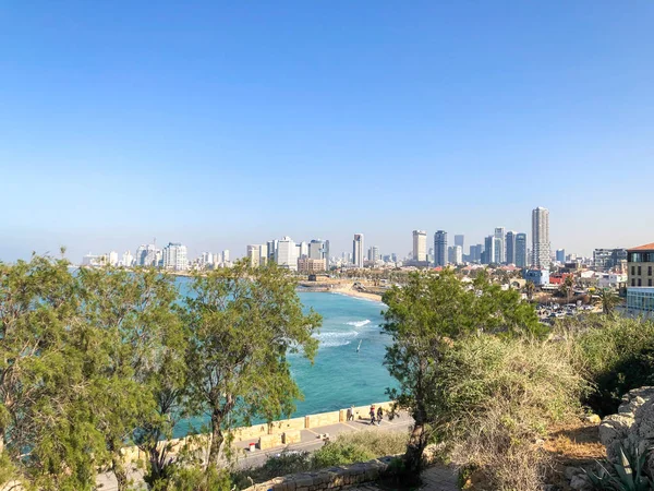 TEL AVIV, ISRAEL - 21 ЯНВАРЬ 2019: Вид Тель-Авива из парка Яффо на холм — стоковое фото
