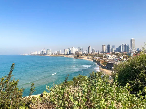 TEL AVIV, ISRAELE - 21 GENNAIO 2019: Veduta di Tel Aviv dal parco Yaffa su una collina — Foto Stock
