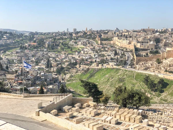 Jeruzalém, Izrael - 22. ledna 2019: Panorama Jeruzalém s hřbitovem — Stock fotografie