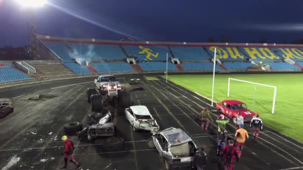 Meschede, Německo - 03 července 2017 - obrovské Bigfoot náklaďák přejel nevyžádané automobilů. Monster auto show demonstrace — Stock video