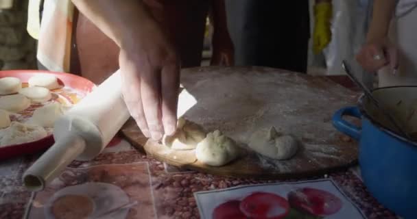 Vrouw koken Georgische traditionele gebakjes khachapuri taart — Stockvideo