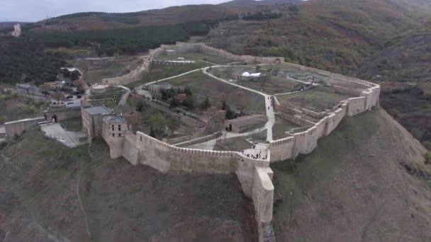 Luftaufnahme der antiken Festung Narin-kala im abgeriegelten Russland. die Republik Dagestan im Kaukasus — Stockvideo