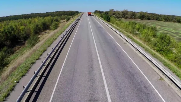 Ciężarówka jazdy wzdłuż pusta autostrada w Rosji. Widok anteny drone. — Zdjęcie stockowe
