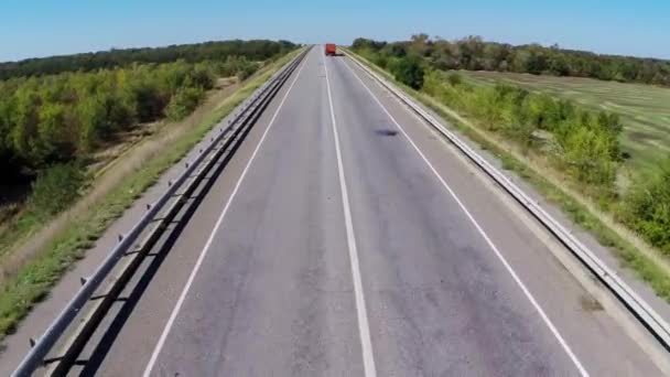 Vrachtwagen Rijden Langs Lege Snelweg Rusland Luchtfoto Drone Weergave — Stockvideo