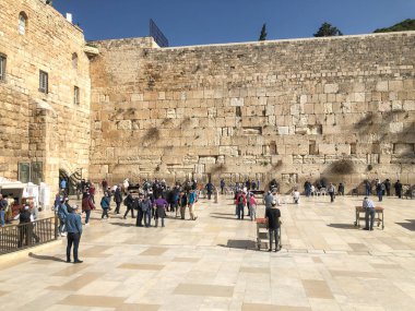 Jerusalem, İsrail - 22 Ocak 2019: Yahudi kulları ağlama duvarı, dua et. Western Wall, ağlama duvarı veya Kotel Eski Kudüs şehri içinde yer alır