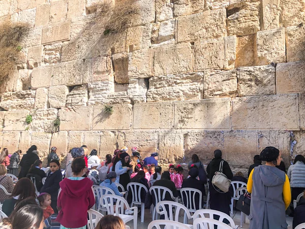 Jeruzalém, Izrael - 22. ledna 2019: Ženy modlit u zdi nářků. Západní zeď, Zeď nářků nebo Kotel se nachází ve starém městě v Jeruzalémě — Stock fotografie