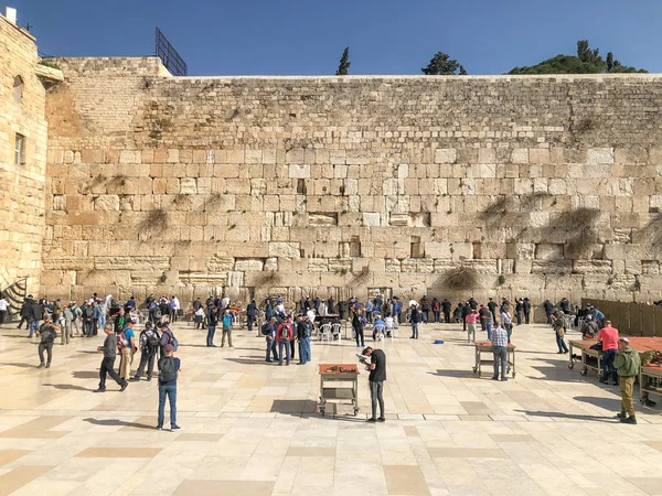 Jeruzalém, Izrael - 22. ledna 2019: Židovských věřících modlit u zdi nářků. Západní zeď, Zeď nářků nebo Kotel se nachází ve starém městě v Jeruzalémě — Stock fotografie