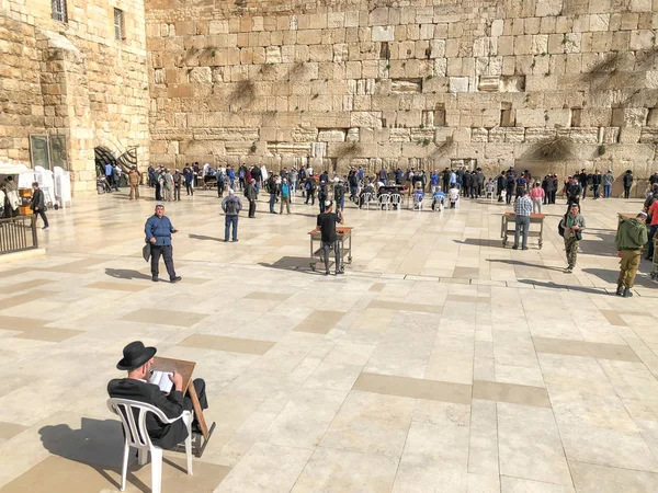 Jeruzalém, Izrael - 22. ledna 2019: Židovský uctívač modlí u zdi nářků, sedí na židli. Západní zeď, Zeď nářků nebo Kotel se nachází ve starém městě v Jeruzalémě — Stock fotografie