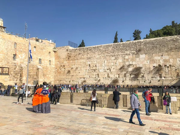 Jeruzalém, Izrael - 22. ledna 2019: Židovských věřících modlit u zdi nářků. Západní zeď, Zeď nářků nebo Kotel se nachází ve starém městě v Jeruzalémě — Stock fotografie