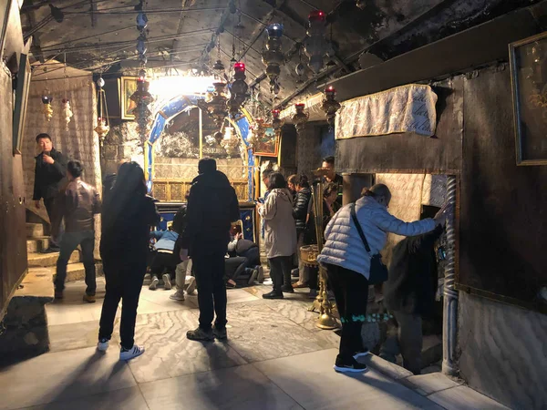 BETHLEHEM, PALESTINE - JANEIRO 22, 2019: Gruta sobre a caverna onde Jesus Cristo nasceu. Igreja da Natividade Belém na Palestina. Estrela marca o local onde Jesus nasceu — Fotografia de Stock