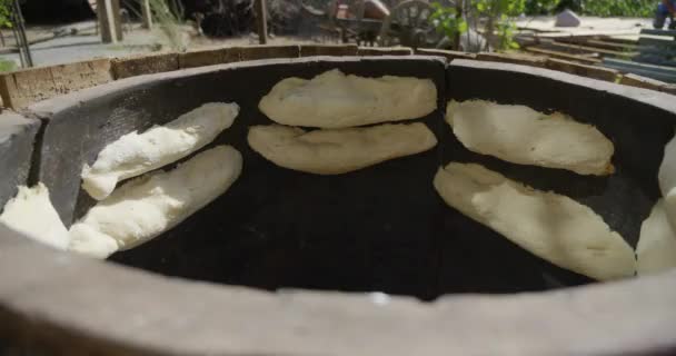 Cocinar lavash tradicional en el horno nacional para hacer un pan en Georgia. horno de piedra para hornear un pan georgiano . — Vídeos de Stock