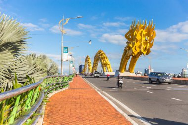 Danang, Vietnam - 05 Ocak 2019: Dragon Köprüsü gündüz Danang, Vietnam, arabalı