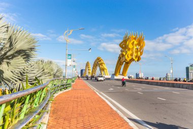 Danang, Vietnam - 05 Ocak 2019: Dragon Köprüsü gündüz Danang, Vietnam, arabalı