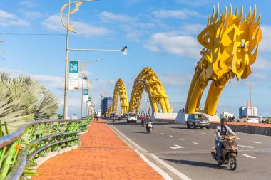 Danang, Vietnam - 05 Ocak 2019: Dragon Köprüsü gündüz Danang, Vietnam, arabalı