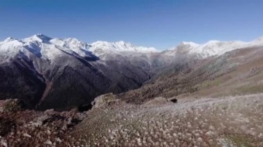 Kış dağ Vadisi hava 4 k video uçan. Eko turizm Caucasus Zakan, Rusya'nın seyahat