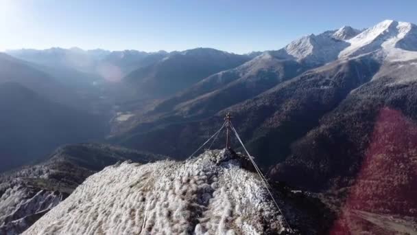 Volar cerca del valle de la cordillera de invierno Aerial 4k video. Viajes eco Turismo en el Cáucaso Zakan, Rusia — Vídeo de stock