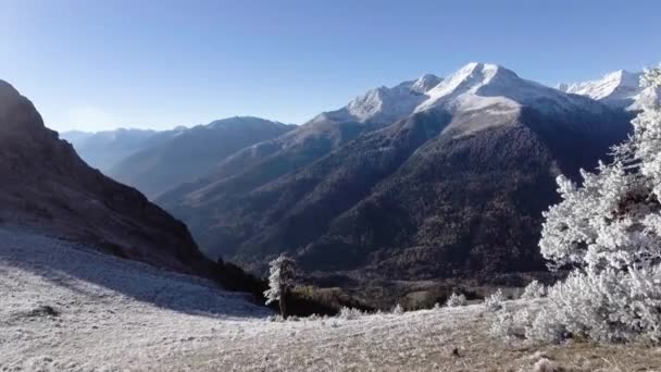 Volar cerca del valle de la cordillera de invierno Aerial 4k video. Viajes eco Turismo en el Cáucaso Zakan, Rusia — Vídeo de stock