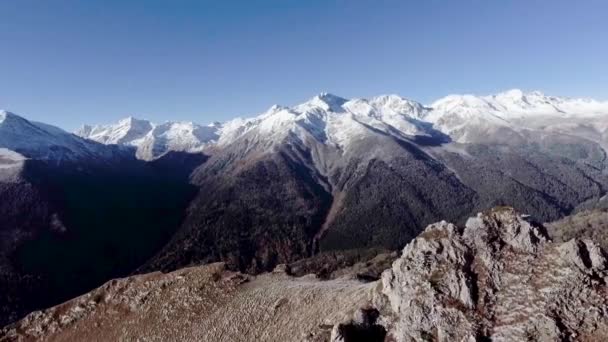 Voando perto de inverno montanha vale aéreo 4k vídeo. Turismo ecológico em Cáucaso Zakan, Rússia — Vídeo de Stock