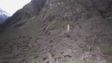 Yılında üst çatışmalar işgalciler, Kafkasya Rusya ölü şehrin antik gözetleme kulesi