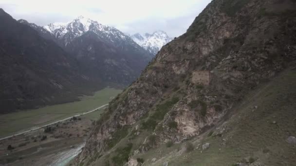 Ancienne tour de guet dans la ville des morts dans les Balkans supérieurs, Caucase Russie — Video