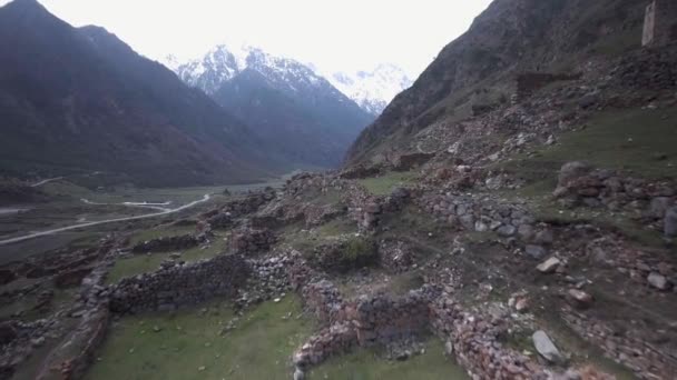 Ancienne tour de guet dans la ville des morts dans les Balkans supérieurs, Caucase Russie — Video