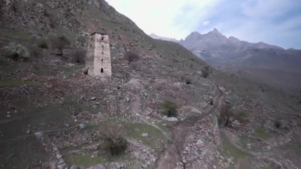 Ancienne tour de guet dans la ville des morts dans les Balkans supérieurs, Caucase Russie — Video