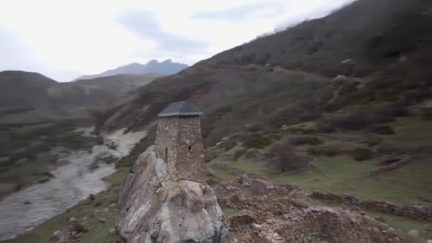 Oude wachttoren in stad van de doden in de bovenste Balkarië, Kaukasus Rusland — Stockvideo