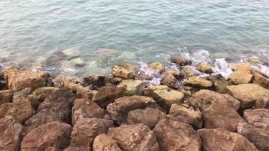 Güçlü dalgalar taşların üzerinde sıçramasına. Kayalık sahil isabet dalgalar deniz. Kayalar karşı sıçramasına okyanus
