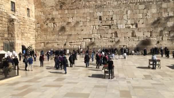 Westmauer oder Klagemauer oder Kotel in jerusalem. Menschen kommen, um an der Westmauer von Jerusalem zu beten. die Mauer ist der heiligste Ort für alle Juden — Stockvideo