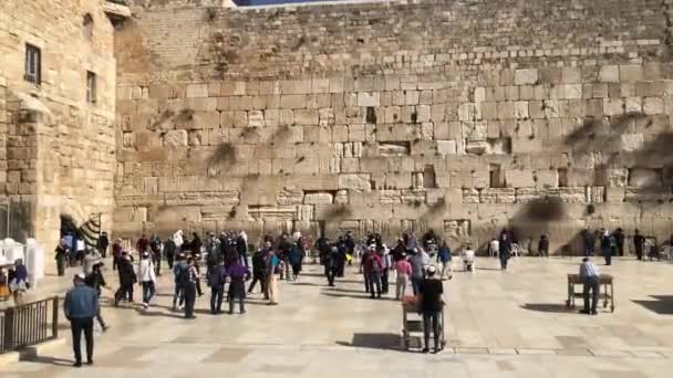 嘆きの壁または嘆きの壁、エルサレムにコテル。人々 はエルサレムの西部の壁に祈りに来る。壁はすべてのユダヤ人のための最も神聖な場所 — ストック動画