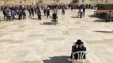 Western duvara ya da ağlama duvarı veya Kotel Kudüs'te. İnsanlar Jerusalem Batı Duvarı için dua gelmek. Duvar tüm Yahudiler için en kutsal yer