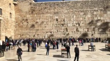 Western duvara ya da ağlama duvarı veya Kotel Kudüs'te. İnsanlar Jerusalem Batı Duvarı için dua gelmek. Duvar tüm Yahudiler için en kutsal yer
