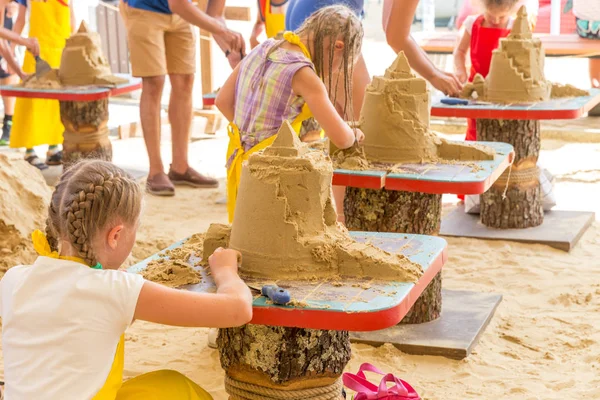 Σότσι, Ρωσία - 15 Αυγούστου 2016: Γίνεται από παιδιά για ένα μάθημα που σκάφη σε μια παραλία με άμμο κάστρο — Φωτογραφία Αρχείου