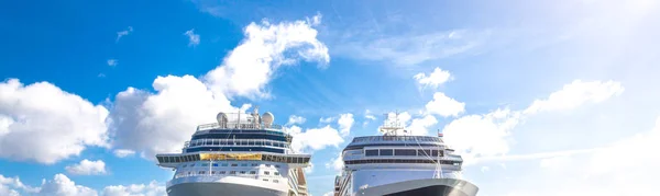 Dva výletní lodě zaparkovaných v terminálu výletních lodí s pozadí modré oblohy — Stock fotografie