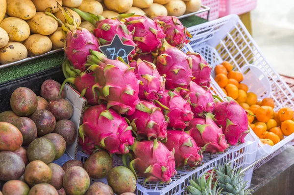 Tayland 'da pazarda ejderha meyvesi — Stok fotoğraf