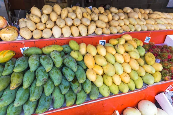 Gele Mango op markt - exotische Thaise vruchten — Stockfoto